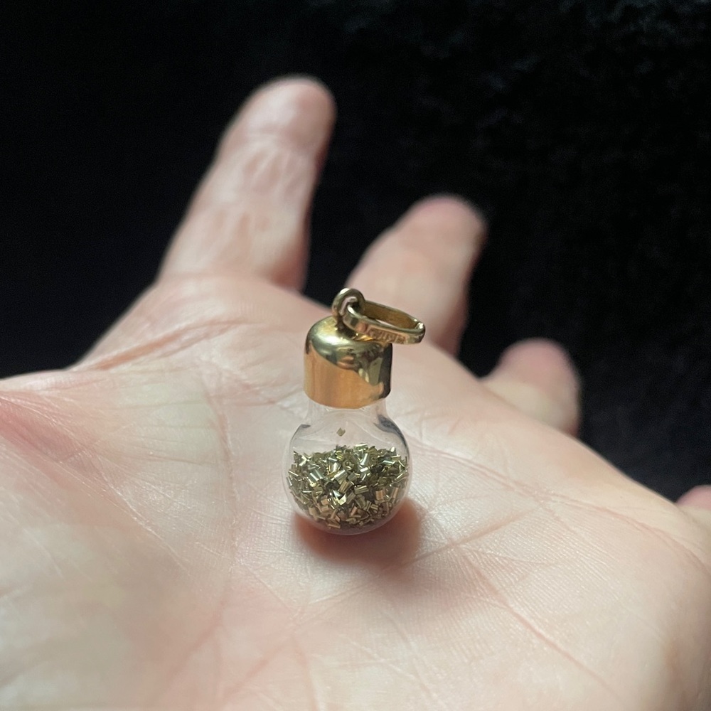 Pendent 14kt Gold Glass Bottle with Gold Shavings
Vintage from the 70s
Beautiful